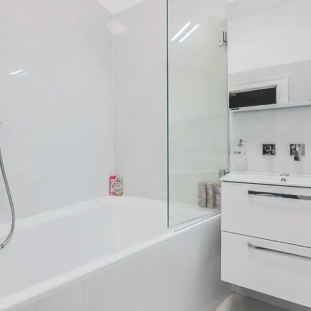 Private Room, Ac, W Kitchen 펜션